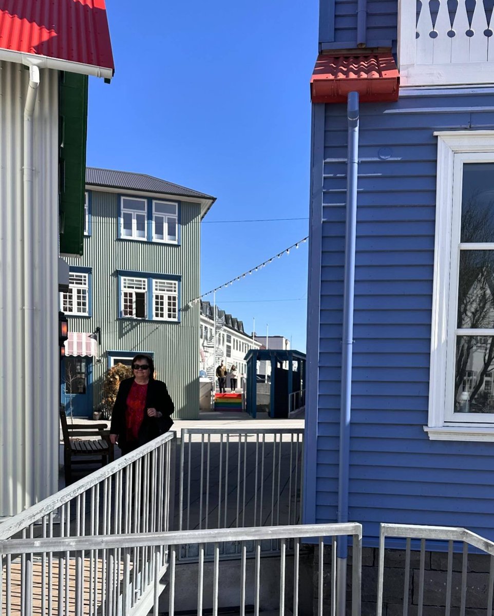 Classical_fi's tweet image. #Selfoss'iin #Islanti'iin on rakennettu yli 50 historiallista rakennusta, jotka ovat aiemmin tuhoutuneet eri puolilla Islantia. Todellinen kunnianosoitus Islannin omalle rakennushistorialle. Kaunis, perinteinen rakennustyyli yhdistyy edistykselliseen ympäristötietoisuuteen.⬇️