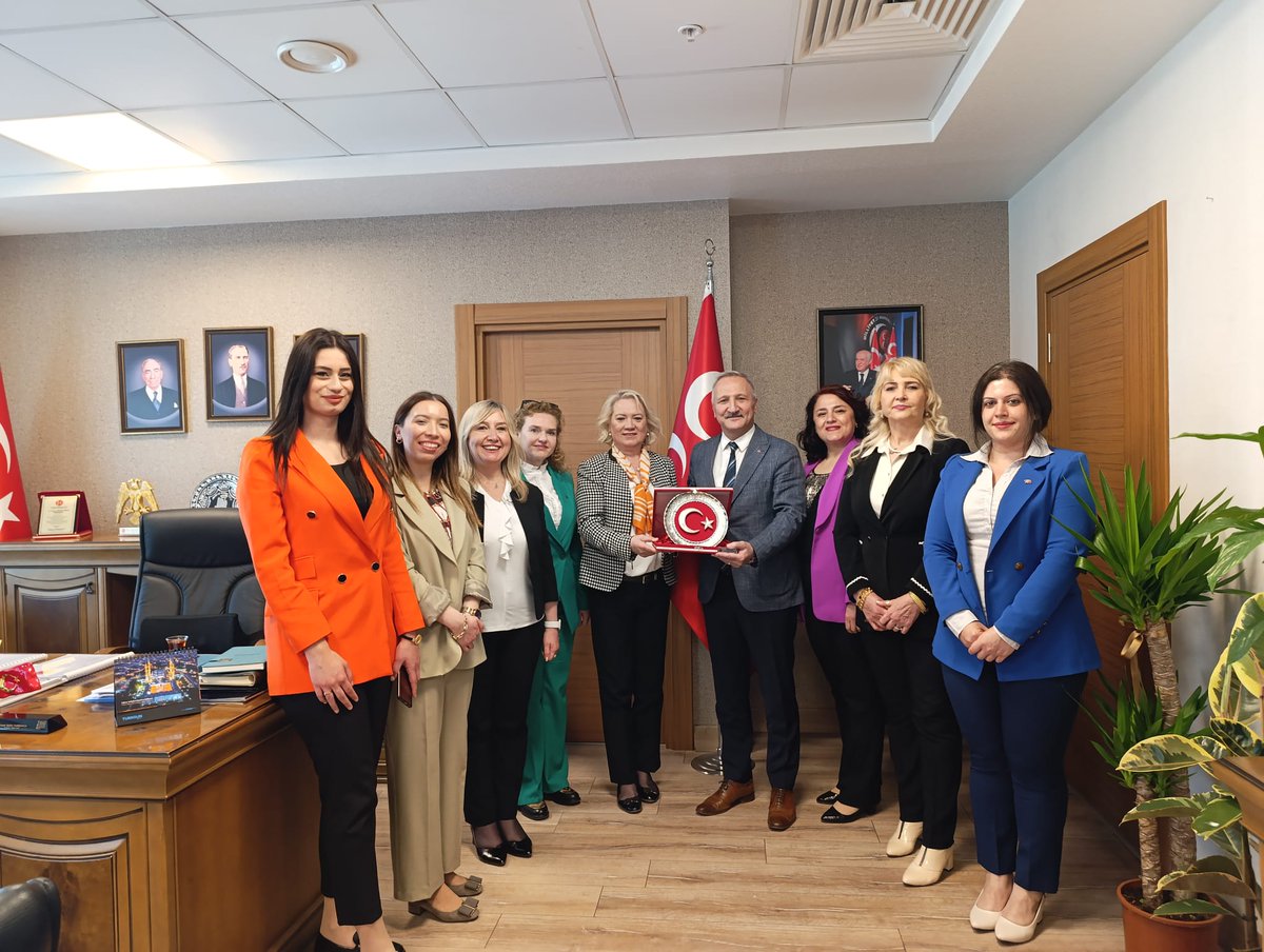 Türk Kadın Hareketi Derneği Başkanı Mine Bayram Hanımefendi ve kıymetli yöneticileri hayırlı olsun ziyaretinde bulundular. Nazik ziyaretlerinden dolayı teşekkür ederim.