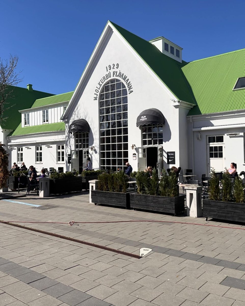 Classical_fi's tweet image. #Selfoss'iin #Islanti'iin on rakennettu yli 50 historiallista rakennusta, jotka ovat aiemmin tuhoutuneet eri puolilla Islantia. Todellinen kunnianosoitus Islannin omalle rakennushistorialle. Kaunis, perinteinen rakennustyyli yhdistyy edistykselliseen ympäristötietoisuuteen.⬇️