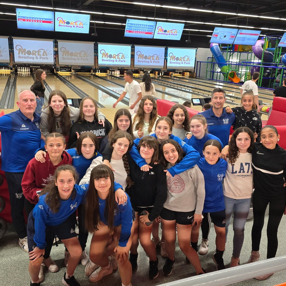 CADETE INFANTIL | 📸📸Dura jornada post partido la que tuvo el equipo...😜, y qué bien sienta!! 🍍🍍
#cdamigofem🟡🔵 #futfem #relaxtime😎