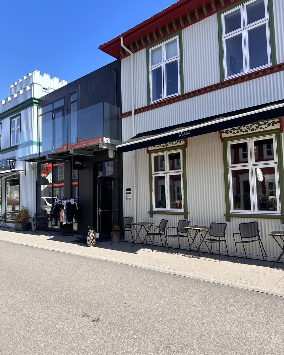 Classical_fi's tweet image. #Selfoss'iin #Islanti'iin on rakennettu yli 50 historiallista rakennusta, jotka ovat aiemmin tuhoutuneet eri puolilla Islantia. Todellinen kunnianosoitus Islannin omalle rakennushistorialle. Kaunis, perinteinen rakennustyyli yhdistyy edistykselliseen ympäristötietoisuuteen.⬇️