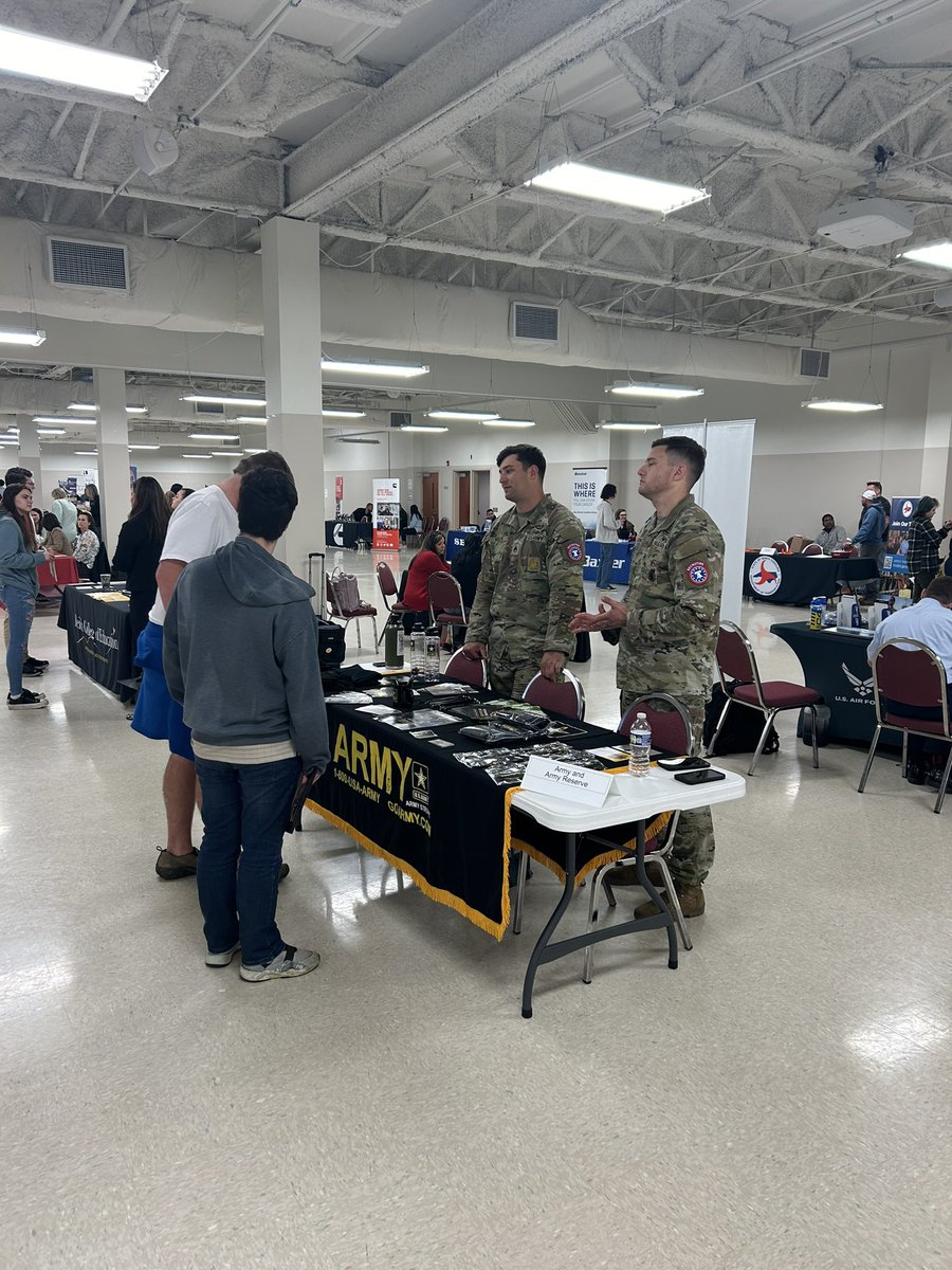 kristinedwards3's tweet photo. Fun morning with @LisaSDaye at the @BurkeCoSchools High School Career Fair! Thanks to our local business partners for coming out to speak with our students about employment opportunities in our community! #allinbcps #ignitelearningbcps https://t.co/7pibFxU6xF