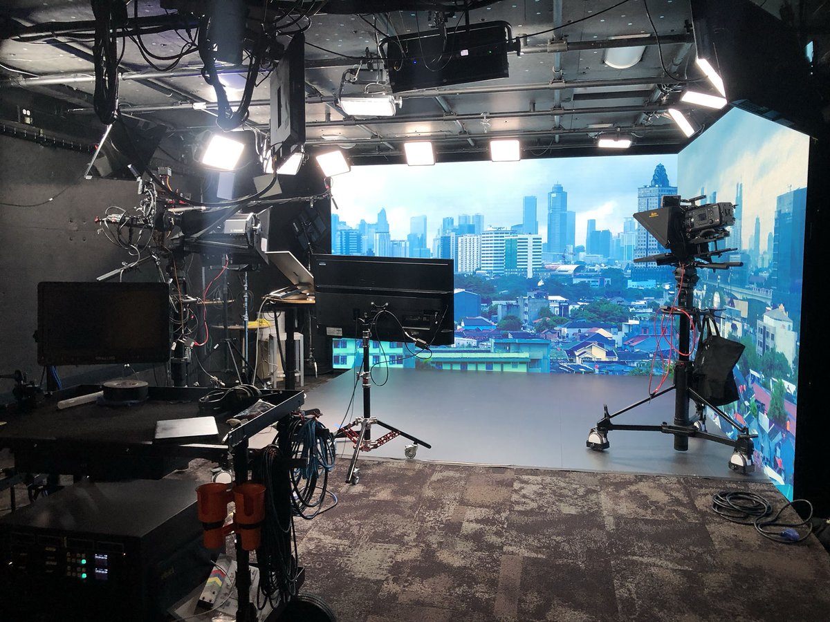 kohlitzmedia's tweet photo. I got treated to a tour of @MichiganRoss's #videostudio, along with getting to try out their Apple Vision Pro goggles. They have two sound stages equipped for live streaming engaging and immersive online classes. As well as amazing equipment to gawk at 😯😯
#videoproduction https://t.co/ELTBG2uvFB