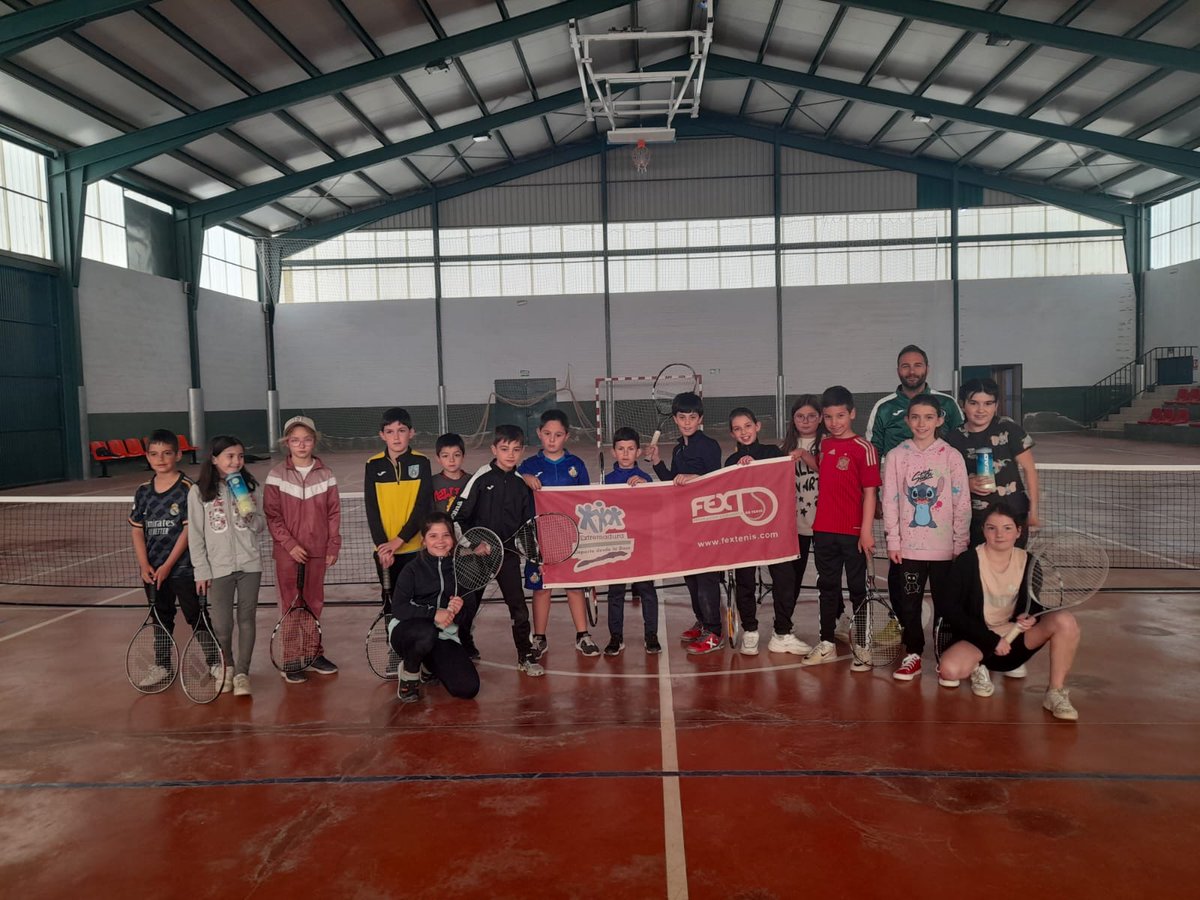 FedExtTenis's tweet photo. El programa "Tenis divertido" incluido en #PROADES 2024 ha tenido nueva sesión en el CEIP Máximo Cruz Rebosa de Piornal con alumnos de Primaria. @jovendeportEXT https://t.co/cOXRMA4QpG