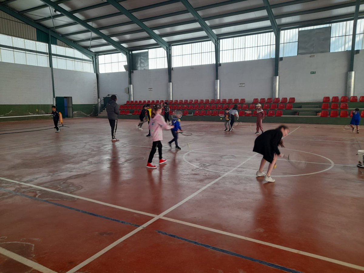 FedExtTenis's tweet photo. El programa "Tenis divertido" incluido en #PROADES 2024 ha tenido nueva sesión en el CEIP Máximo Cruz Rebosa de Piornal con alumnos de Primaria. @jovendeportEXT https://t.co/cOXRMA4QpG