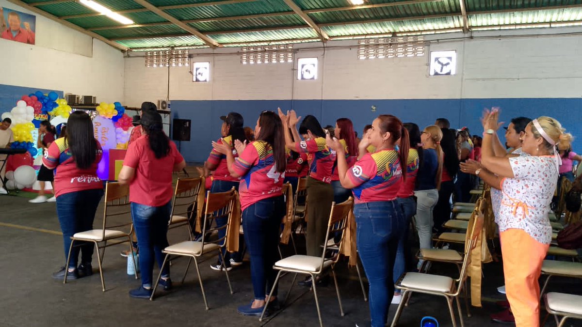 #Bolívar | La gran familia de @MercalOficial se reunió con alegría y emoción, para elevar sus oraciones y dar gracias a Dios, en un emotivo acto religioso de Acción de Gracias. Como parte de la celebración del 21 Aniversario. #VenezuelaEsDDHH