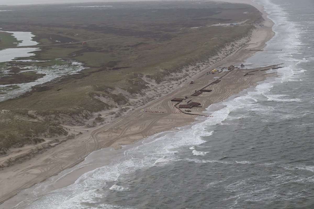 Het werk aan het strand op Texel vordert. Om de kust van het eiland op zijn plek te houden brengen we 810.000 m3 zand aan op het strand bij Texel Zuidwest. De werkzaamheden lopen tot het einde van de maand april. Het laatste zand wordt onder andere nog aangebracht bij paal 9.