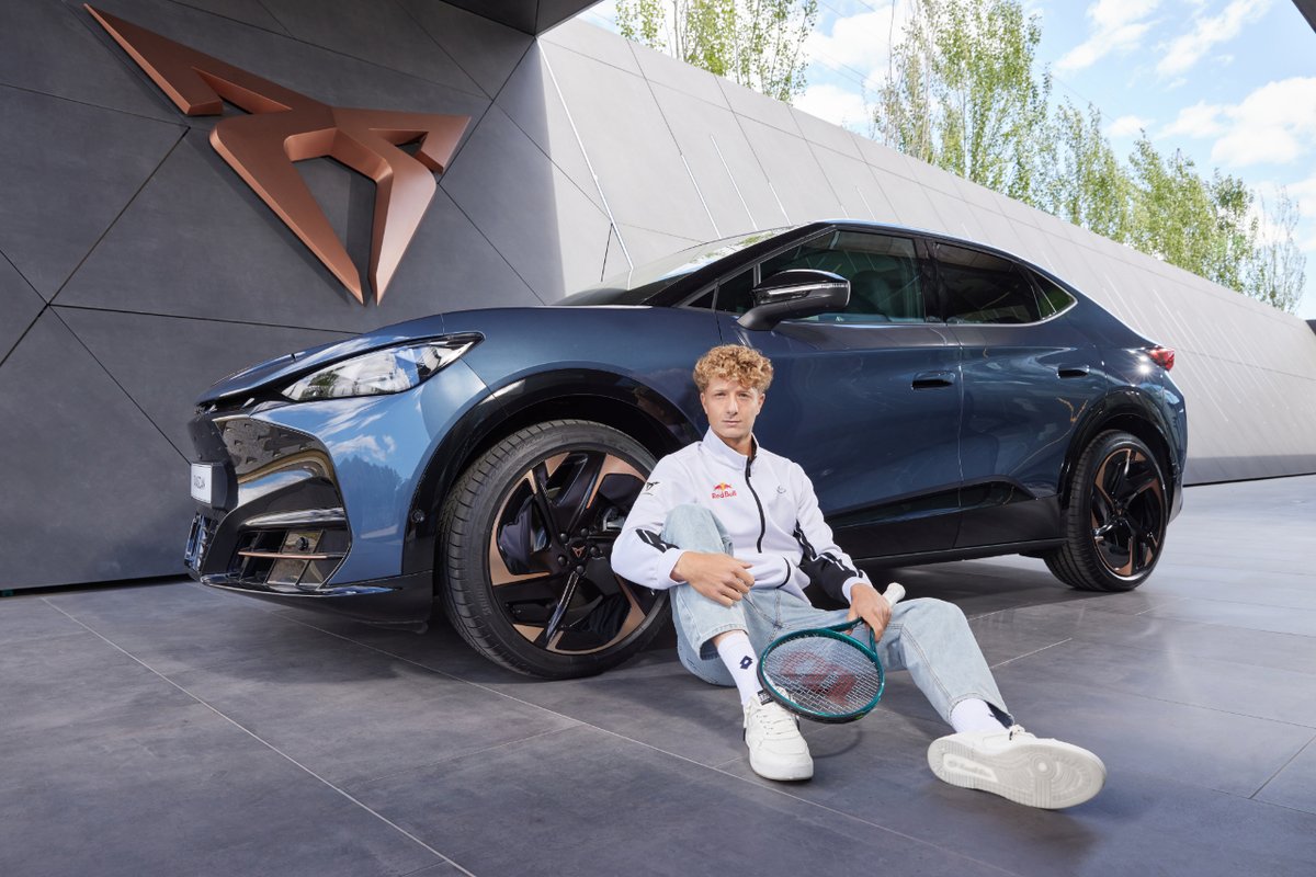 🎾 ¡Martín Landaluce se une a la #TribuCUPRA! Una de las grandes promesas del tenis español se convierte en embajador de #CUPRA durante los próximos 3️⃣ años, compartiendo con la marca su pasión por la competición y la deportividad. Fotos y declaraciones▶️ seat-mediacenter.es/CUPRA-Brand/no…