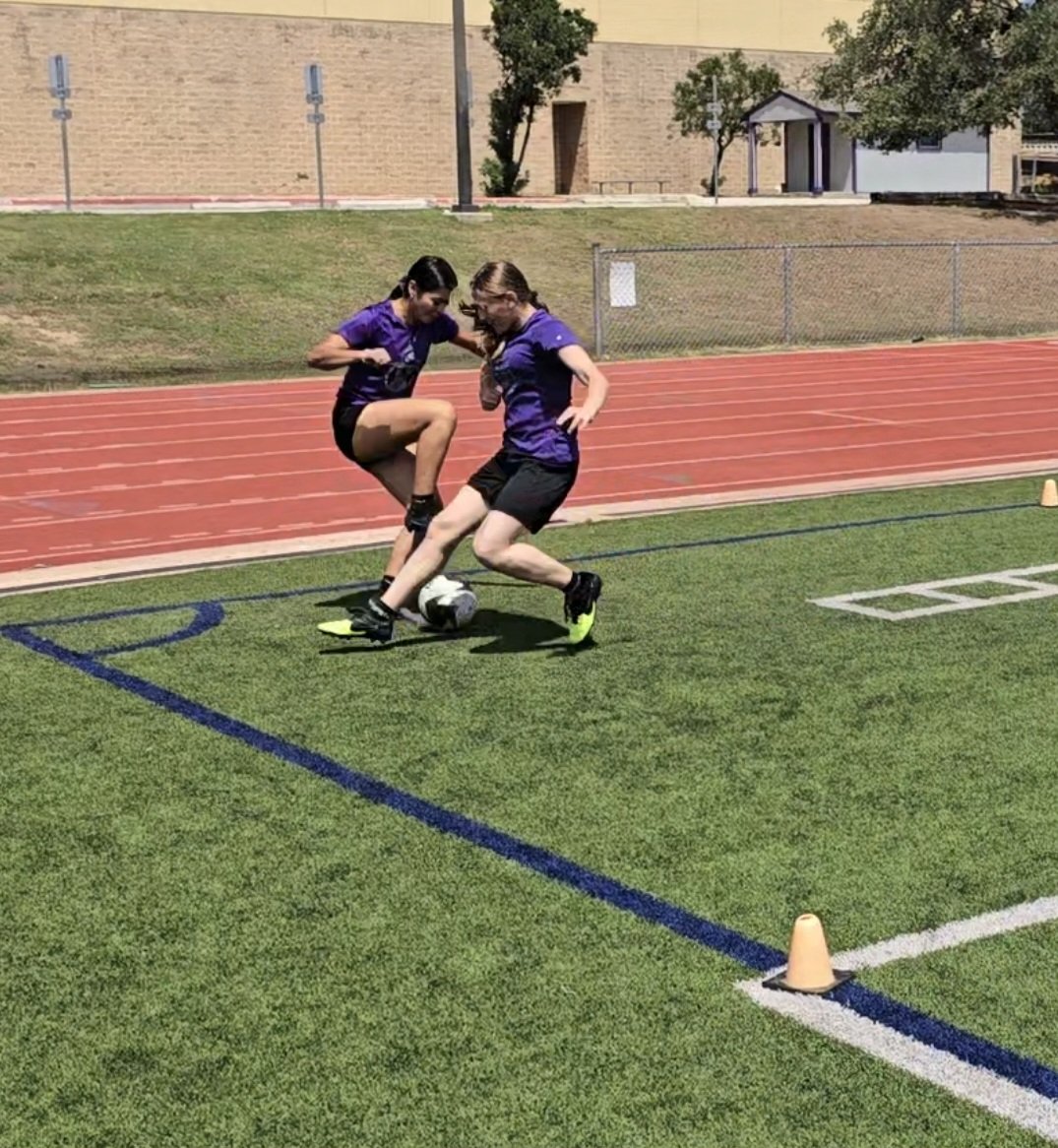 Sophomore Forward Anastacia Puente getting by Sophomore GK Kady Cleary during 1v1 training.  #warriorstrong #omnesanteunum