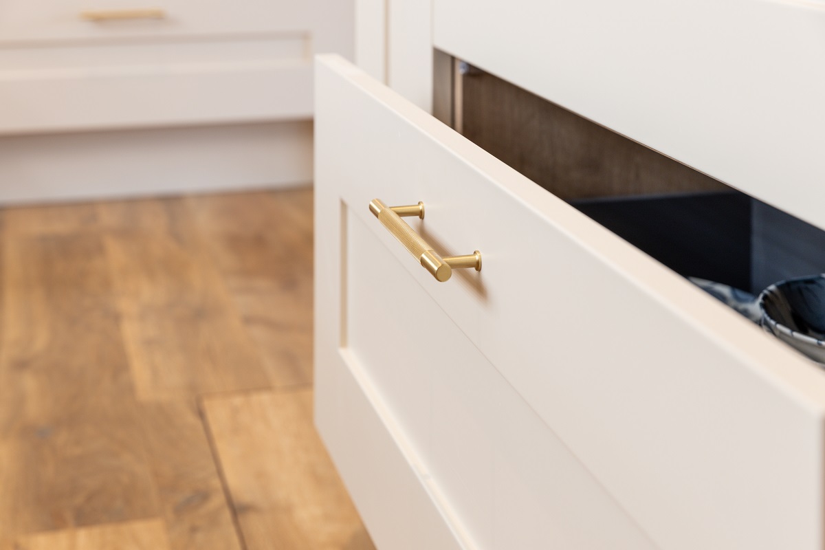 These Henley handles from Crofts & Assinder in Brushed Satin Brass are everything, aren't they 🤩 *Adds to wishlist immediately* #kitchendesign #kitchendesignsussex #kitcheninspo #eastgrinstead