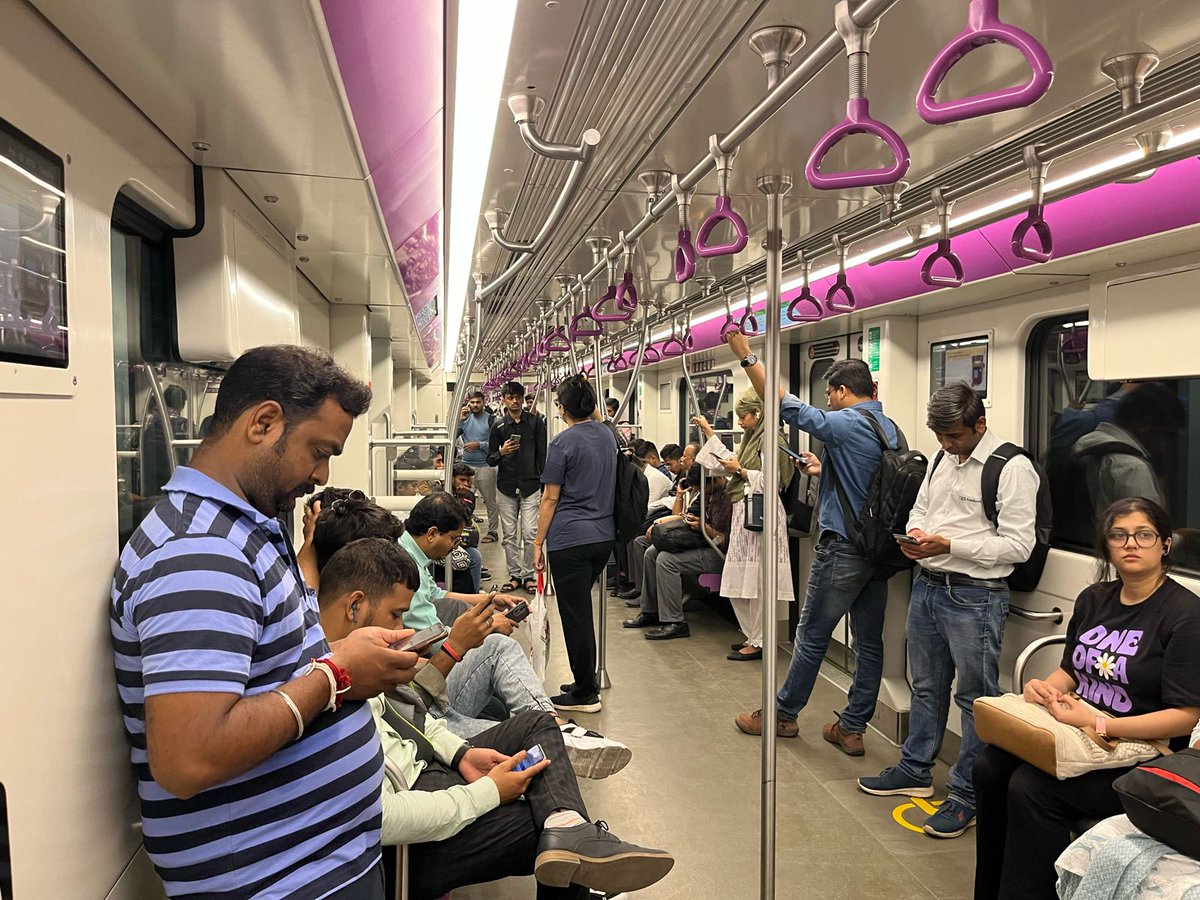 📍Pune Metro's ridership and occupancy is increasing by each passing day 

Both the pics are taken during the peak hours (between 7:30 pm - 8:00 pm) on Tuesday 

Pic 1 : Towards Vanaz
Pic 2 : Towards PCMC 

Tight slap those saying Pune Metro is empty 👋🏻

#Pune #PuneMetro