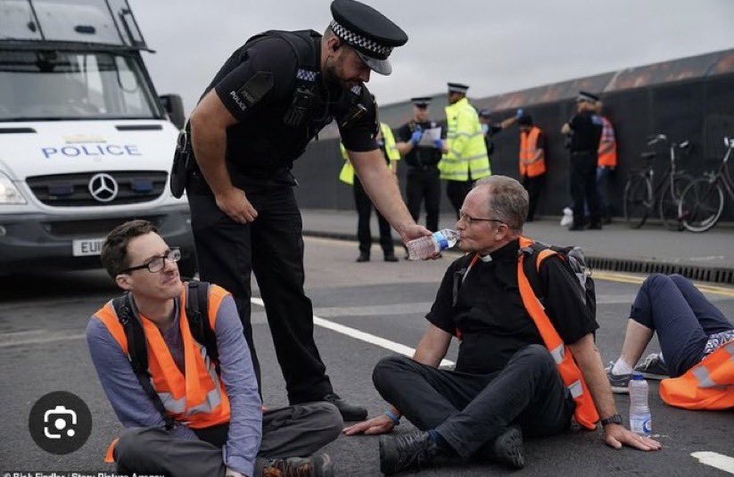 ArchRose90's tweet photo. Spot the odd one out. The Met Police:

Taking the knee for BLM instead of making arrests.

Giving water to an eco activist blocking the road. 

Standing around watching a Palestine activist climb a monument with flares.

Using horses and batons against St George’s Day marchers. https://t.co/RKBnyYIVPN