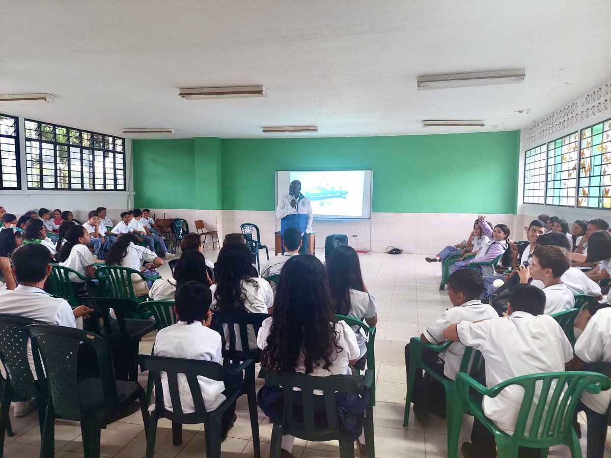 🌎Seguimos celebrando el #DíaMundialDeLaTierra, encendiendo la conciencia ambiental en las nuevas generaciones. Realizamos charla a 279 estudiantes del colegio Dámaso Zapata de #Bucaramanga sobre problemáticas ambientales y acciones de mitigación. ¡Educamos para conservar!♻️