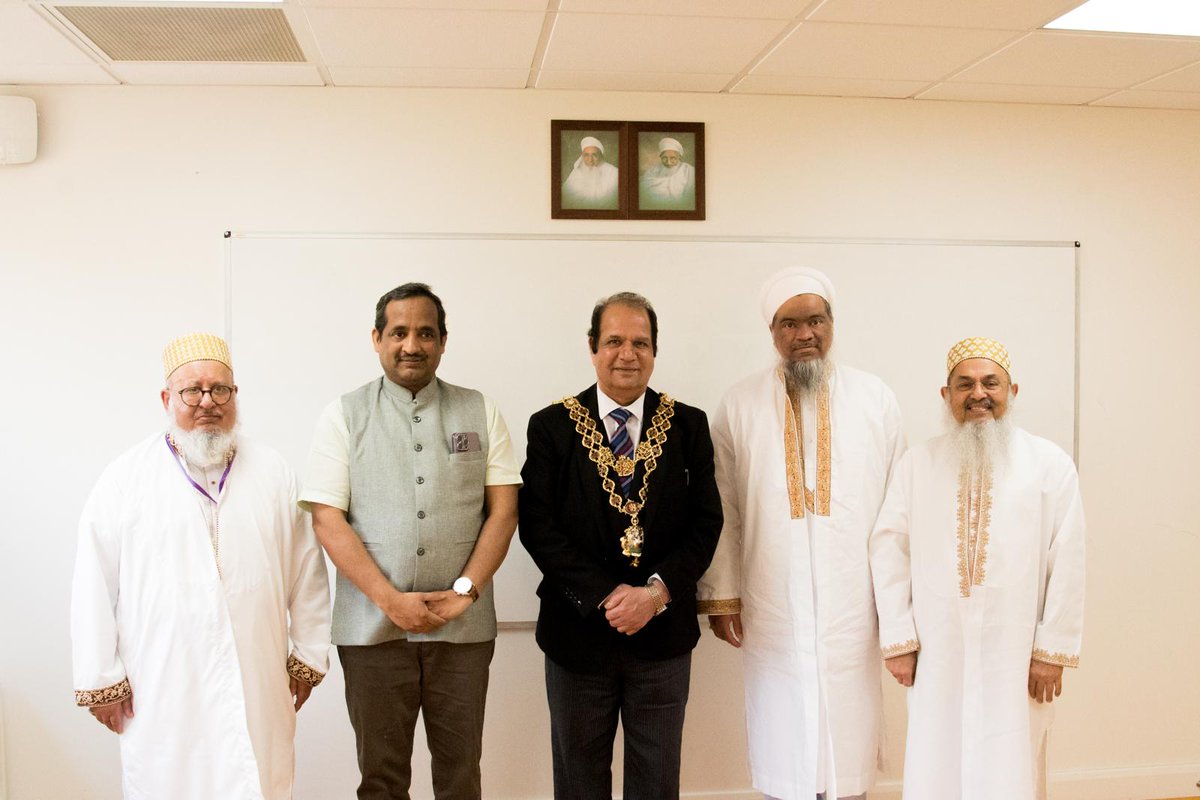 Grateful for the warm Eid-ul-Fitre reception at Saifee Masjid Birmingham! CG @venkatifs highlighted that the Dawoodi Bohras exemplify community spirit & service, contributing immensely to society. From NHS heroes to professionals in various sectors, their dedication shines!