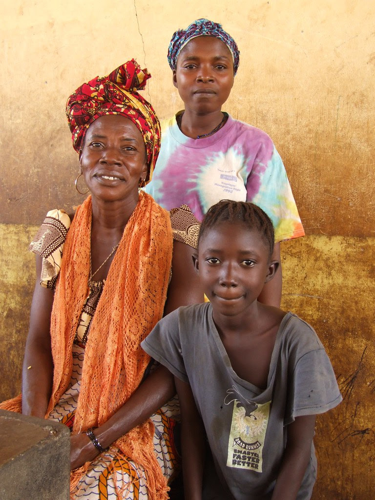 2. Temne 🌈The Temne people are the largest ethnic group in Sierra Leone. Knowned for their entrepreneurial spirit and contributions to Sierra Leone’s economy, they are celebrated for their hardworking nature and vibrant history.