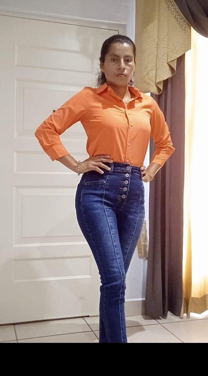 DinoskaDinoska's tweet photo. Esta mujer acaba de robar en casa de mis tíos, responde al nombre de Ester Garcia Blandón, nicaragüense dejó a mi tía encerrada en la casa, una señora con Alzahimer y sus familiares encontraron a mi tía llorando y desesperada. @ProtegeryServir @migracionpanama esto ocurrió en la mañana de hoy, se llevó joyas y artículos de valor de la casa.  Espero que mi tío saliera en la mañana para su oficina y aprovechó para llevarse todo lo que pudo. Lo más grave es el abandono a mi tía una adulta mayor que no puede estar sola por su enfermedad