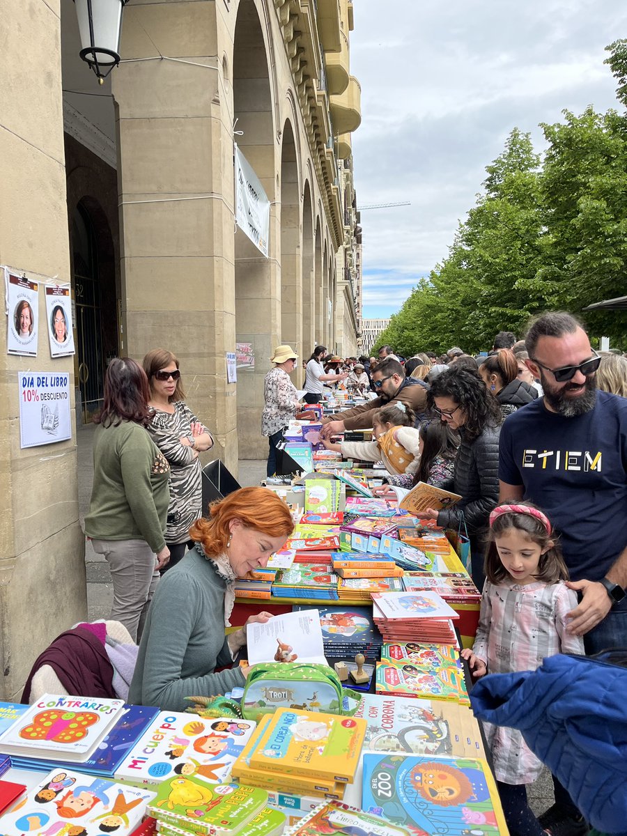 Miles de zaragozanos se echan a la calle para celebrar el #DíadelLibro.

#ZaragozaLee #librerías #ApoyaATuLibrería