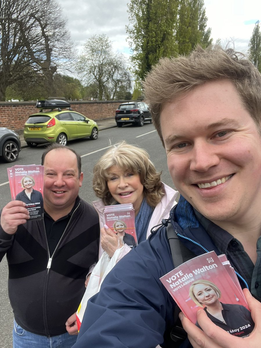 Out with @denisemjeffery and @matthewmorley7 for a spot of leafleting in Wakefield East! Positive reception for our candidate Natalie Walton 🌹