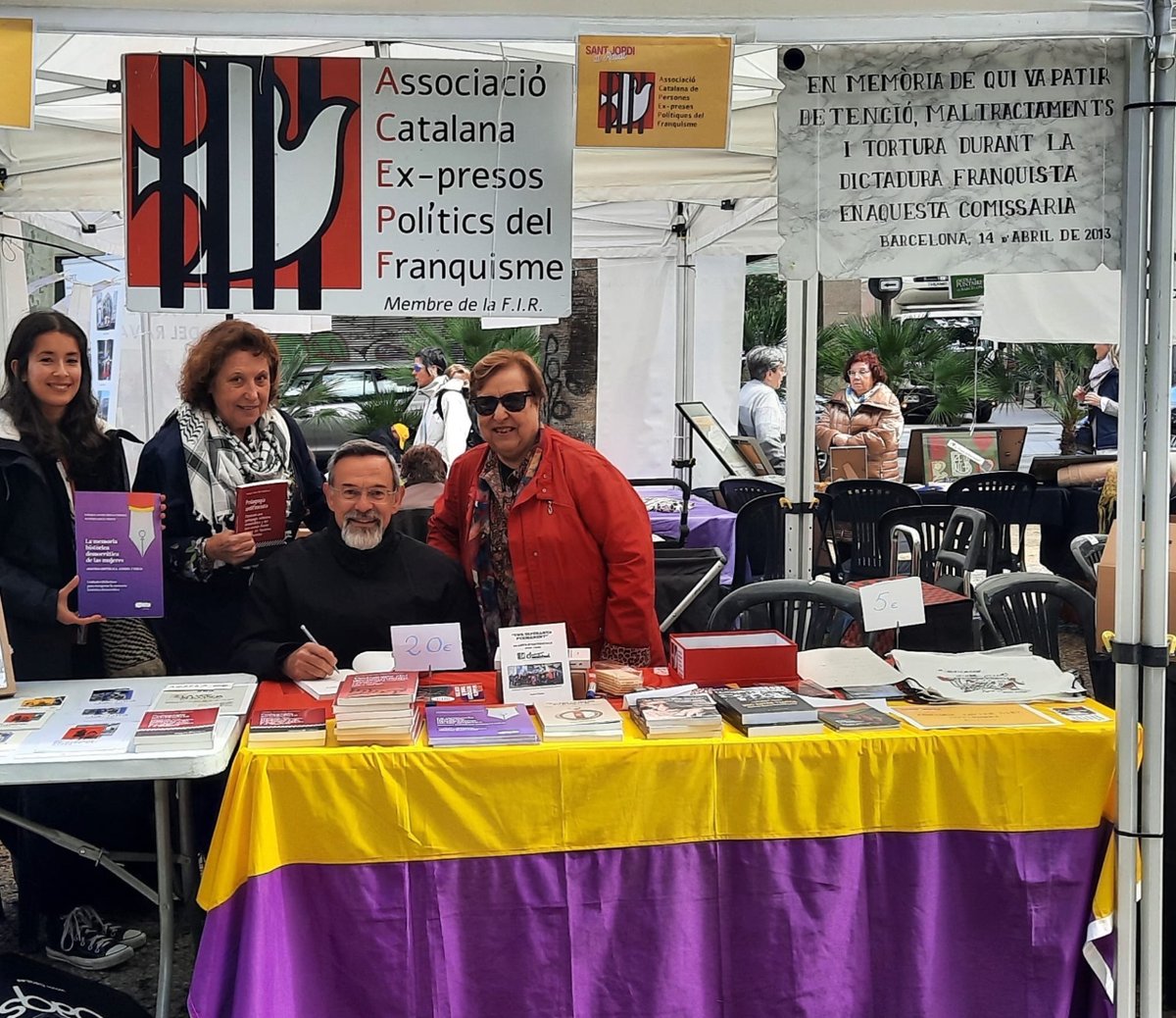 Avui a la parada de la Diada de Sant Jordi a la rambla del Raval! 📚 Enrique Javier Díez signant els seus llibres!