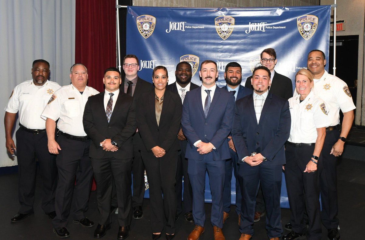 JolietPolice's tweet photo. During a brief ceremony held this morning, @JolietPolice welcomed our newest Police Officers! Congrats to Ofcs Robert Ford Jr, Andy Guzman, Rodolfo Meza, Jessica Prado, Jack Rafferty, Jesus Rodriguez, Matthew Taller, &amp; Joshua White! We wish you the best in your career w/ us!

1/X https://t.co/SMmVzkgFYL