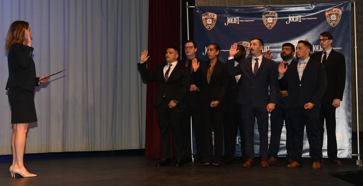 JolietPolice's tweet photo. During a brief ceremony held this morning, @JolietPolice welcomed our newest Police Officers! Congrats to Ofcs Robert Ford Jr, Andy Guzman, Rodolfo Meza, Jessica Prado, Jack Rafferty, Jesus Rodriguez, Matthew Taller, &amp; Joshua White! We wish you the best in your career w/ us!

1/X https://t.co/SMmVzkgFYL