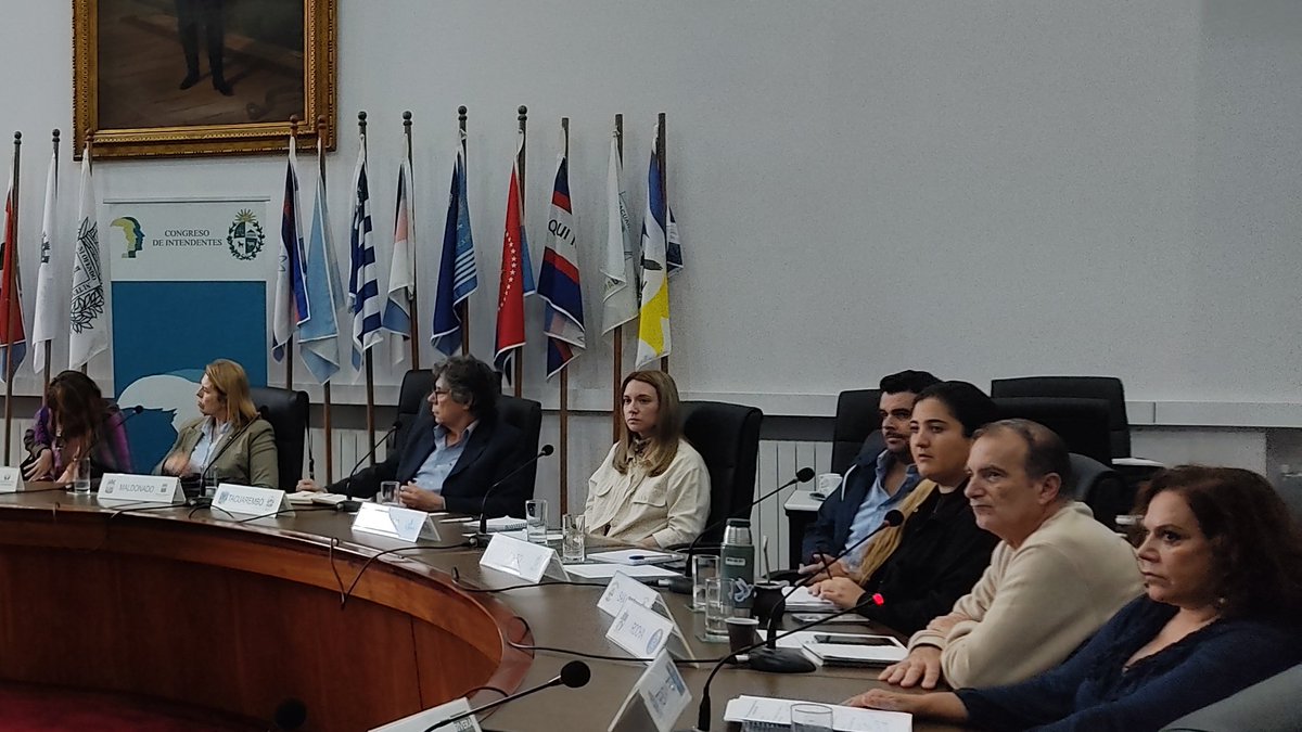 cintendentesuy's tweet photo. Culminando la sesión la #Cipedi recibe a Martin Curzio de la plataforma #Eldes; plataforma que permite enseñar el lenguaje de señas de forma didáctica.
Bajo el eslógan "Está en nuestras Manos cambiar el Mando" #Eldes utiliza Inteligencia Artificial para enseñar lengua de señas. https://t.co/liwxWiHNTP