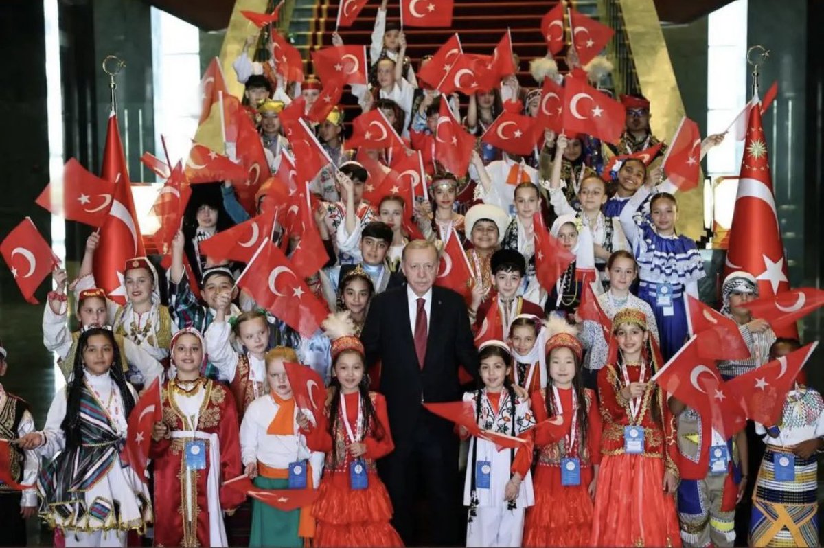 Iraktan, Dünya çocuklarını kucaklamaya gelen #DünyaLideri #RecepTayyipErdoğan ❤️ #TCCumhurbaşkanlığı 📍