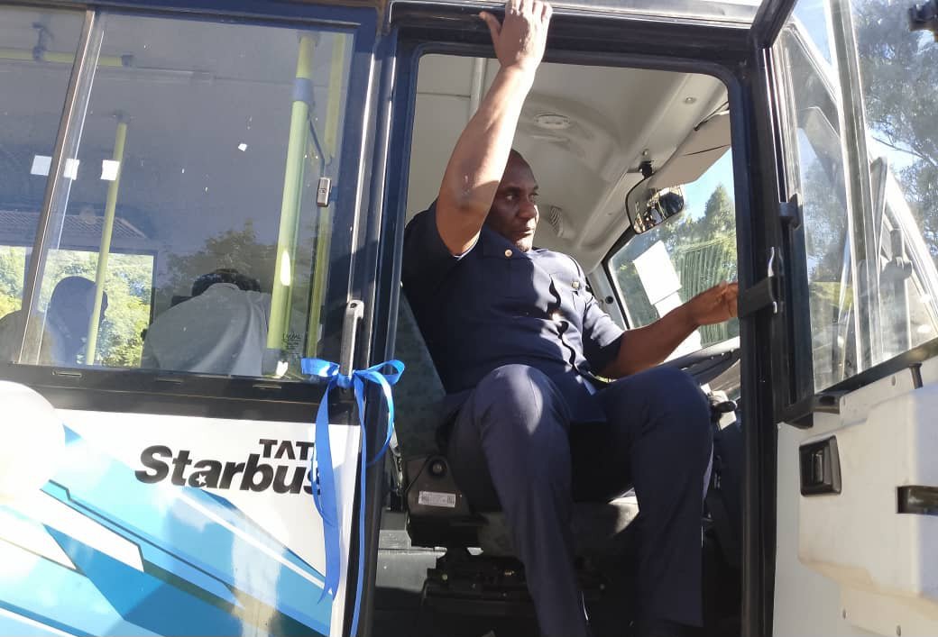 Kwekwe, Gweru Provincial hospitals receive staff buses Story by Tafara Chikumira GOVERNMENT has distributed staff buses to Kwekwe and Gweru Provincial hospitals in the Midlands province in a move meant to ease transport challenges for staff members. The buses unveiled at the