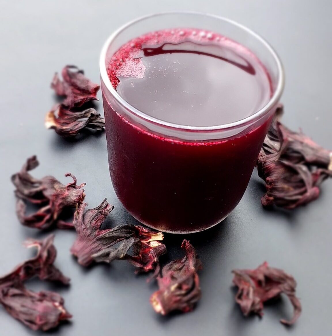 #NaijaFarmerTips Agriculture is self sufficient, healing and provides everything you need to leave a great life. One of the best drinks the universe gave to humans Hibiscus 🌺 leaves drink popularly called Zobo. Rather than take carbonated drinks that cause more harm than