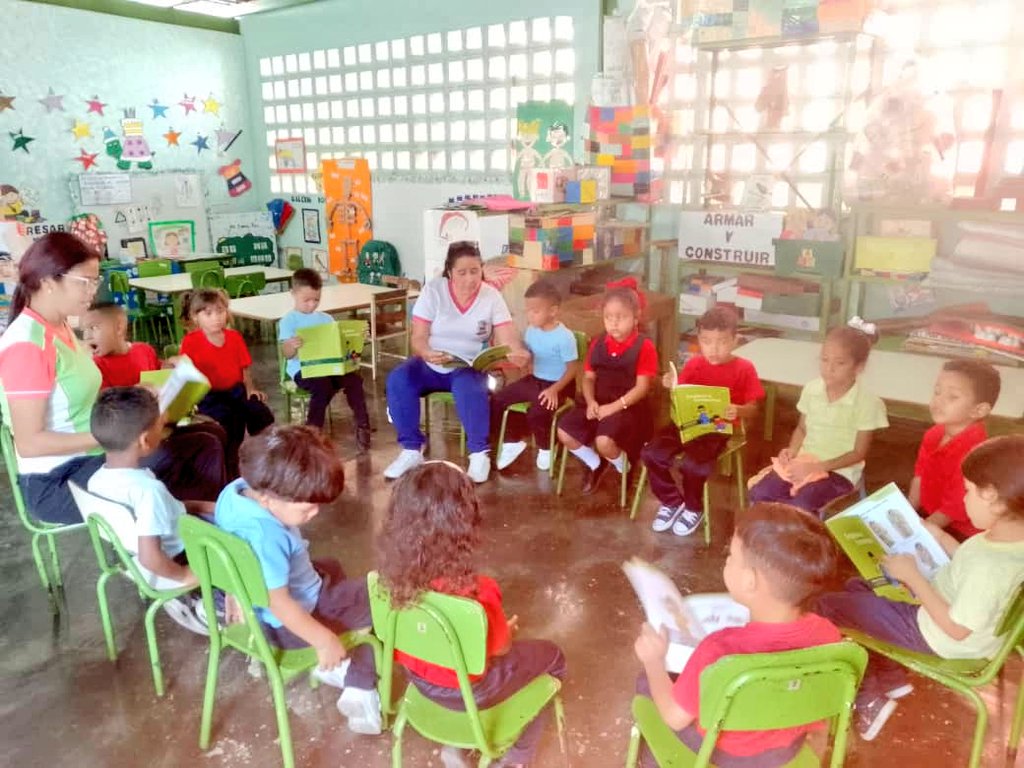 Los Niños/as del Municipio Revenga conmemoran el Día Internacional del Libro y el Idioma.

¡Aragua Es Educación! 

#VenezuelaEsDDHH 
<a href="/NicolasMaduro/">Nicolás Maduro</a> 
<a href="/_LaAvanzadora/">Yelitze Santaella</a> 
@MPPEDUCACION 
<a href="/Soykarinacarpio/">Karina Carpio</a> 
<a href="/LeiraSuarezPsuv/">LeyraSuarezPsuv</a>