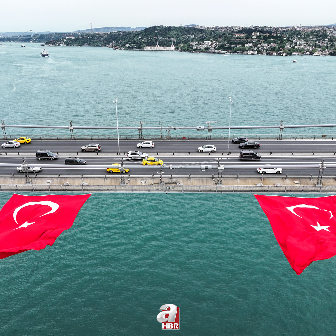 🇹🇷 İstanbul'da 23 Nisan Ulusal Egemenlik ve Çocuk Bayramı kutlamaları kapsamında 15 Temmuz Şehitler Köprüsü'ne Türk bayrakları asıldı.