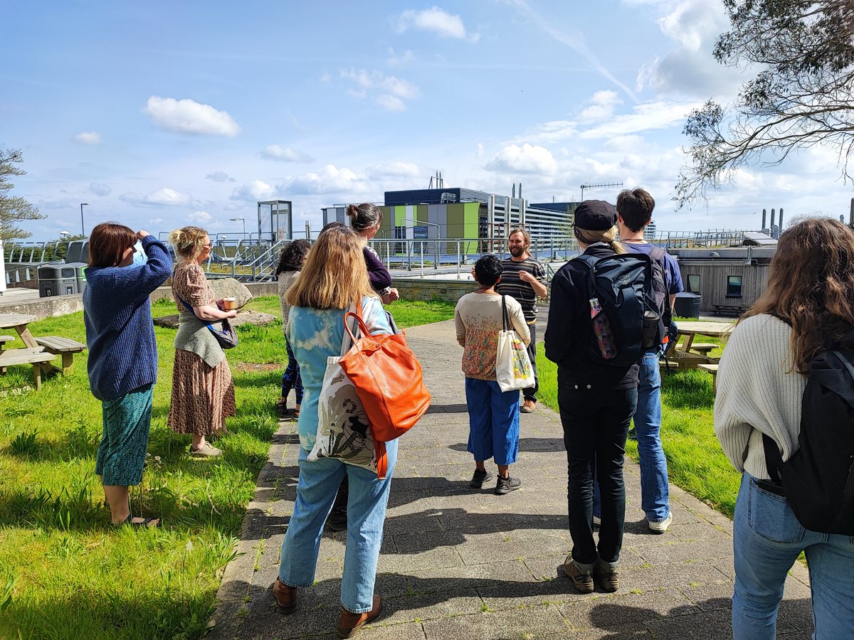 We had a great set of #EarthDay events yesterday!
🌞The sun was out, perfect for our foraging walk around @UniExeCornwall campus with @jon_bennie.
🌿An inspiring talk by #biodiversiy #sustainability manager @RosEcologist about becoming a #NaturePositive University.
(1/2)