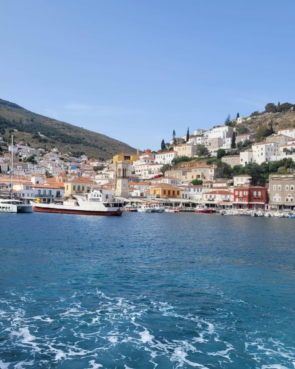 Hydra, one of the prettiest ports of Greece 🇬🇷