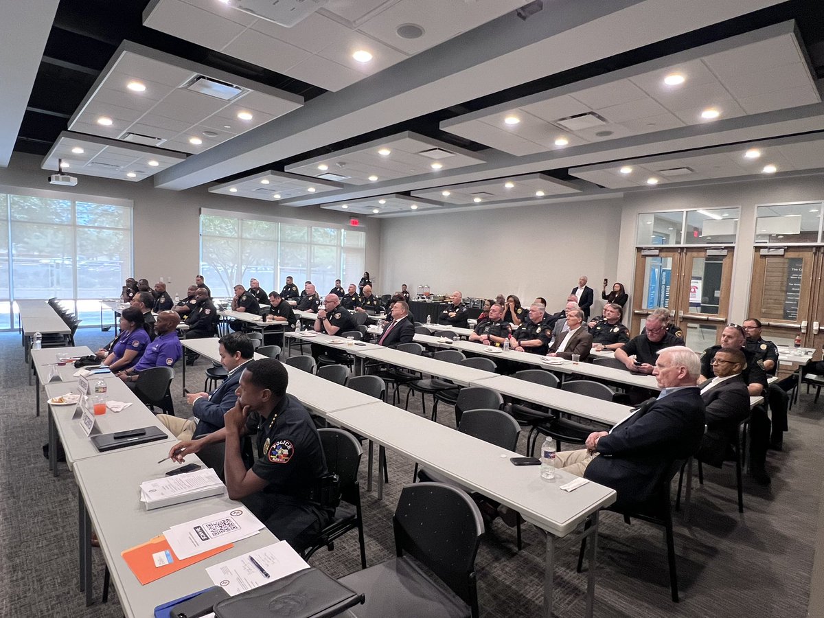 paulscordova's tweet photo. Thank you @AdrianGarciaHTX for taking the time to address the Houston Area Chiefs of Police Association @CrimeStopHOU. Your discussion of how Harris County government can support our endeavor to keep the community safe was very relevant to us! #HAPCA https://t.co/s6DDPsVlum