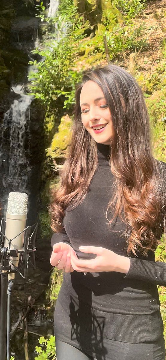 I do a lot of ‘looking off into the distance’ when singing…but I caught a smile and just had to share! I think my mic was smiling on the inside #vitaminDformoodboosting 😁