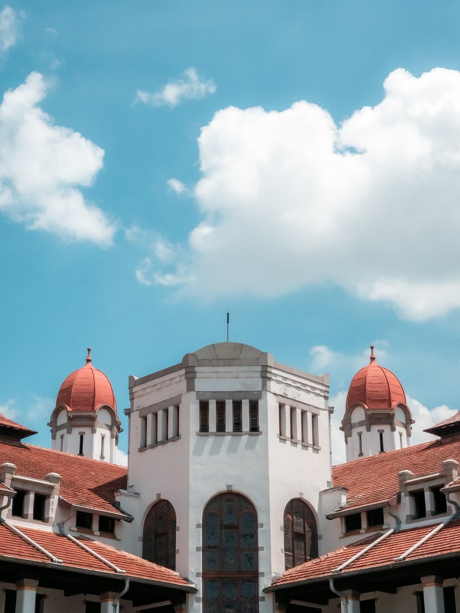 This building is known as Lawang Sewu. This building was formerly the Dutch railway administration office called Nederlandsch-Indische Spoorweg Maatschappij (NIS).

@samsungID 
#withGalaxy #GalaxyS22Ultra

@Snapdragon @Snapdragon_ID 
#ShotOnSnapdragon #GaleriSnapdragon