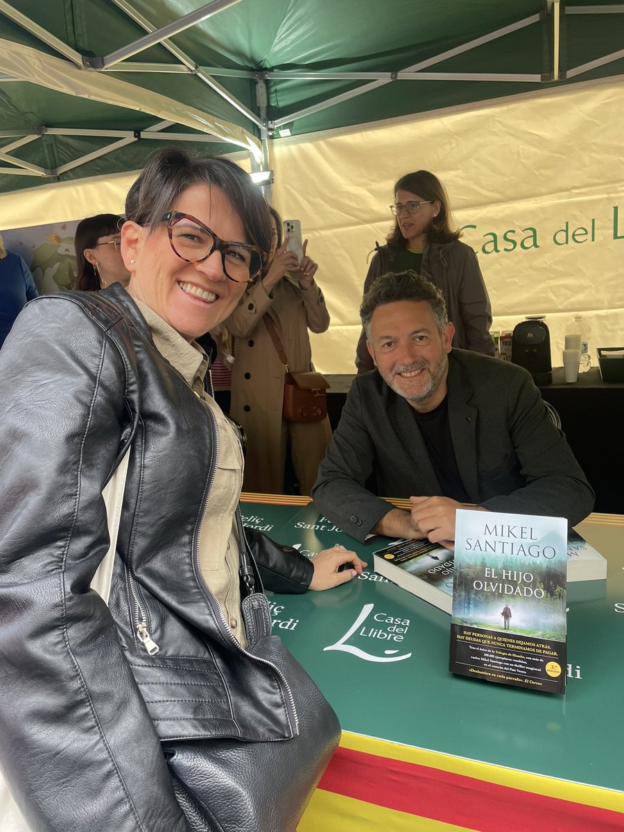 CadenasSara's tweet photo. @mikelsantiago ¡Qué ganas de empezarlo! Me ha hecho mucha ilusión poder tenerlo firmado. Gracias por tu cercanía y ¡sobretodo por tus libros! 
#esperandomásdeArruti https://t.co/RSWEVGWsrZ