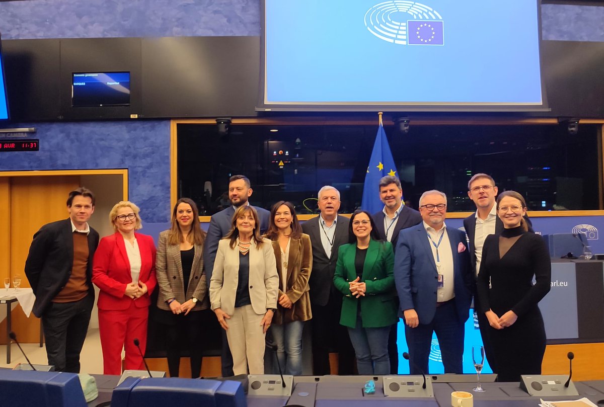 📷Family photo with the great socialist team of the @EP_Industry Committee A lot of hard work this legislature trying to put our socialist heart🌹 into the industrial, research and energy policy of the European Union🇪🇺