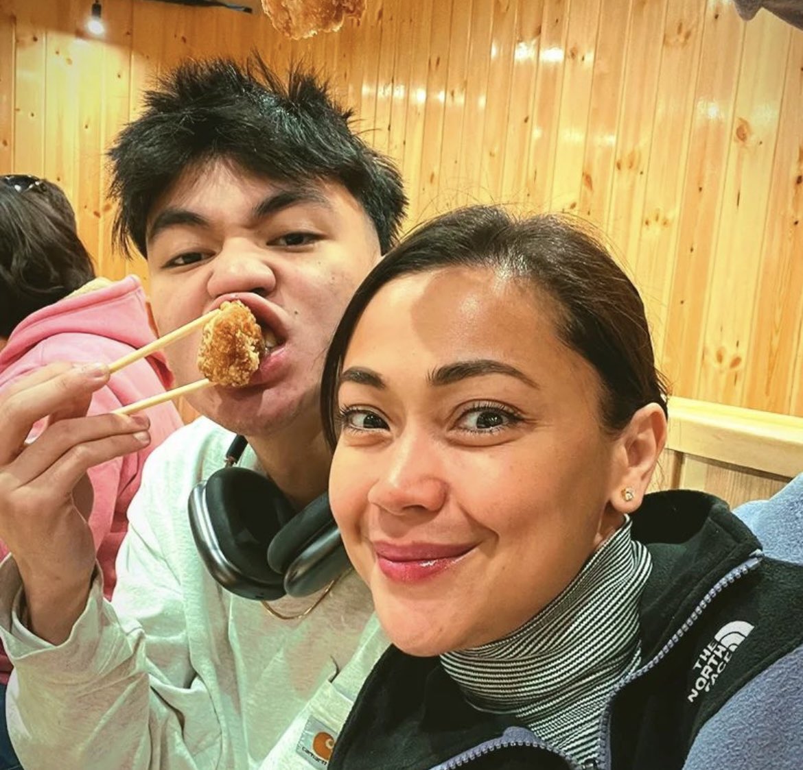 EjimaKurumi's tweet photo. Getting a piece of a heavyweight champion's meal... in smaller portions. #sumoshow
pogi ni muyy ate jods😍😍
#Jodistamaria IG post thirdy https://t.co/ZDfYG7GP6o