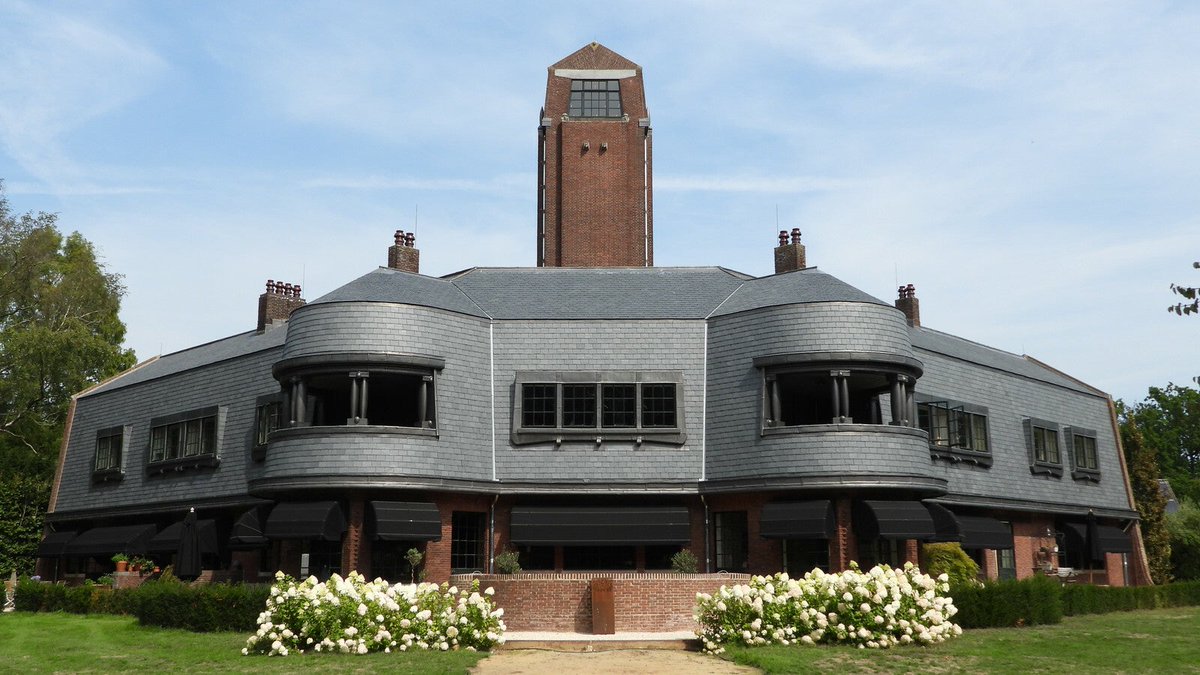 Carp Villa in Helmond (1921) is een ontwerp van Joseph Crouwel, de architect van het Utrechtse postkantoor op de Neude. Meer informatie en afbeeldingen op platform <a href="/wndngn/">Wendingen</a>: items.amsterdamse-school.nl/details/object…
