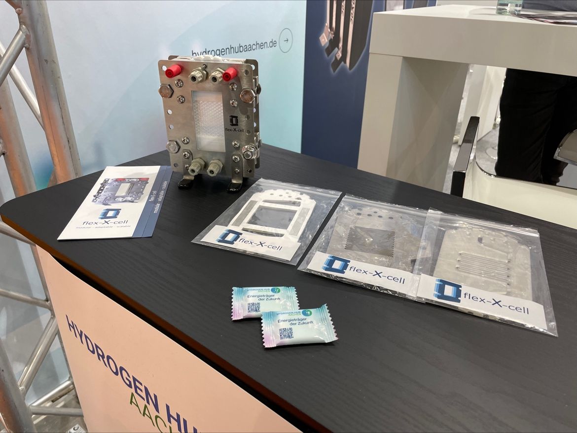 ZWasserstoff's tweet photo. Visit our colleagues from the HydrogenHub Aachen at the HANNOVER MESSE! Equipped with great exhibits from us, we look forward to illustrating the topic of #hydrogen to you! 👍

Photos by HydrogenHub Aachen 📸

#Hydrogen #Clusters4Future #Zukunftscluster #Wasserstoff https://t.co/Xl7OMnP7fg