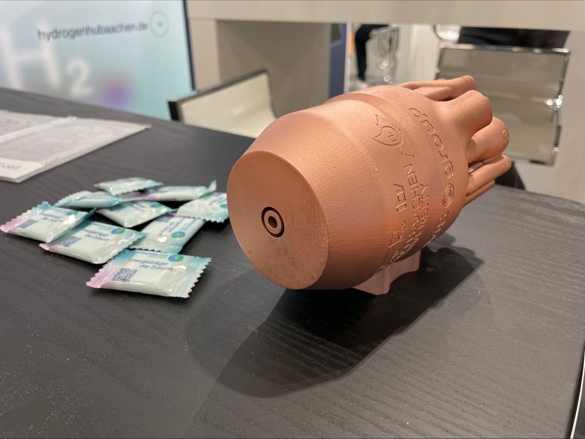 ZWasserstoff's tweet photo. Visit our colleagues from the HydrogenHub Aachen at the HANNOVER MESSE! Equipped with great exhibits from us, we look forward to illustrating the topic of #hydrogen to you! 👍

Photos by HydrogenHub Aachen 📸

#Hydrogen #Clusters4Future #Zukunftscluster #Wasserstoff https://t.co/Xl7OMnP7fg