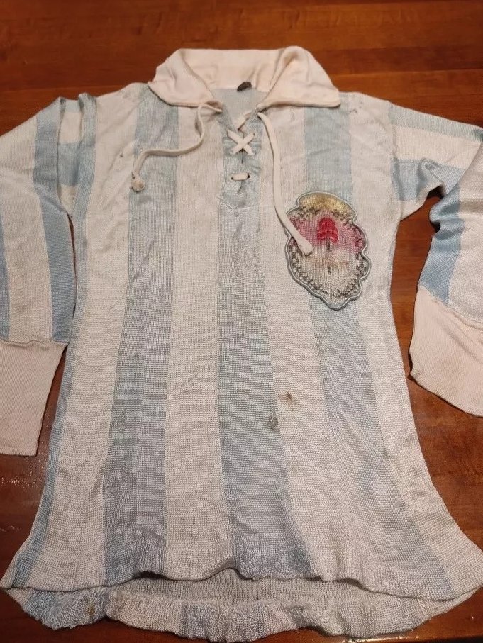 LucianoWernicke's tweet photo. Hermosa camiseta de la selección argentina confeccionada en seda por la firma Masllorens, para un amistoso con el FC Barcelona, jugado en Buenos Aires en 1928. En el sector izquierdo del pecho, el escudo nacional. https://t.co/9Cc88k3uJu