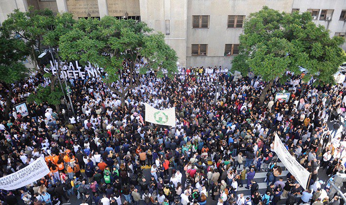 DeZurdaTeam_'s tweet photo. Argentinos luchan frente a la educación pública!!! 
Hoy se defiende la gratuidad de su universidad.
Hoy exigen proteger su sistema científico tecnológico.
Hoy el pueblo argentino reclama por sus derechos!! 

#YSiTePropongo continuar apoyando las causas justas, esta vez desde la #MarchaNacionalUniversitaria 🇦🇷
#DeZurdaTeam