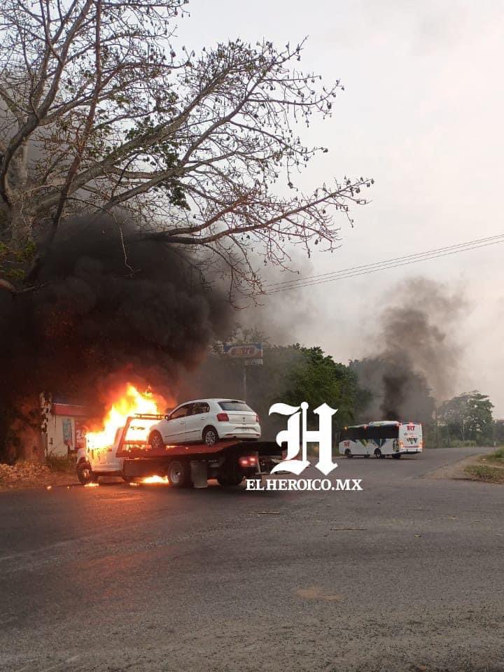 El crimen organizado, dejando en claro esta noche quién manda en #Cárdenas #Tabasco #México
Se ignora número de muertos. Al menos una mujer quemada. Esto reporta El Heroico:
-Balacera en la Cárdenas a Comalcalco, quema de autos en la ranchería Santa Rosa.
-Quema de autos en la