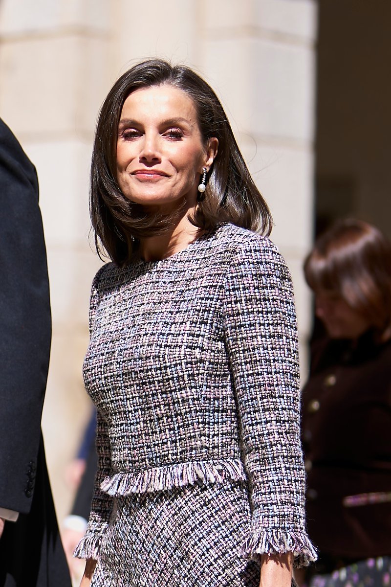 Perlas australianas, un vestido nuevo de tweed y una elección sin precedentes: la reina Letizia, en el Premio Cervantes @josegegundez vanitatis.elconfidencial.com/casas-reales/2…