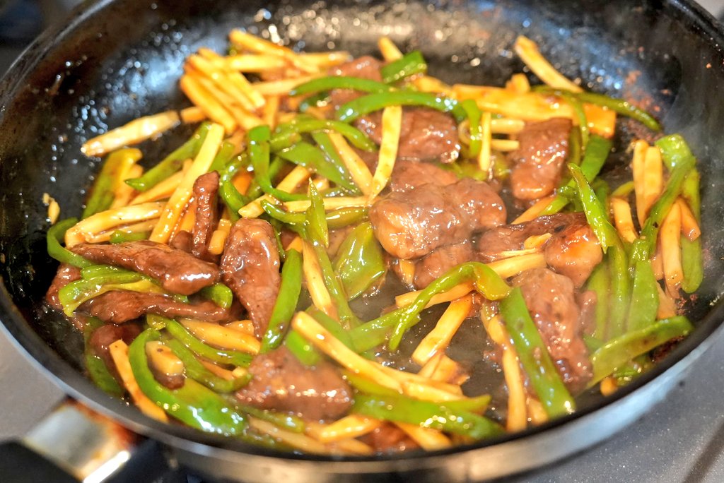 青椒肉絲☺️ イチボステーキに片栗粉をまぶして、オイスターソースで味に深みを入れました😋 ＃料理