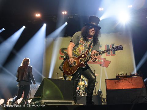 Slash dal vivo a Milano, nella sua dimensione più naturale rockol.it/news-744032/sl…