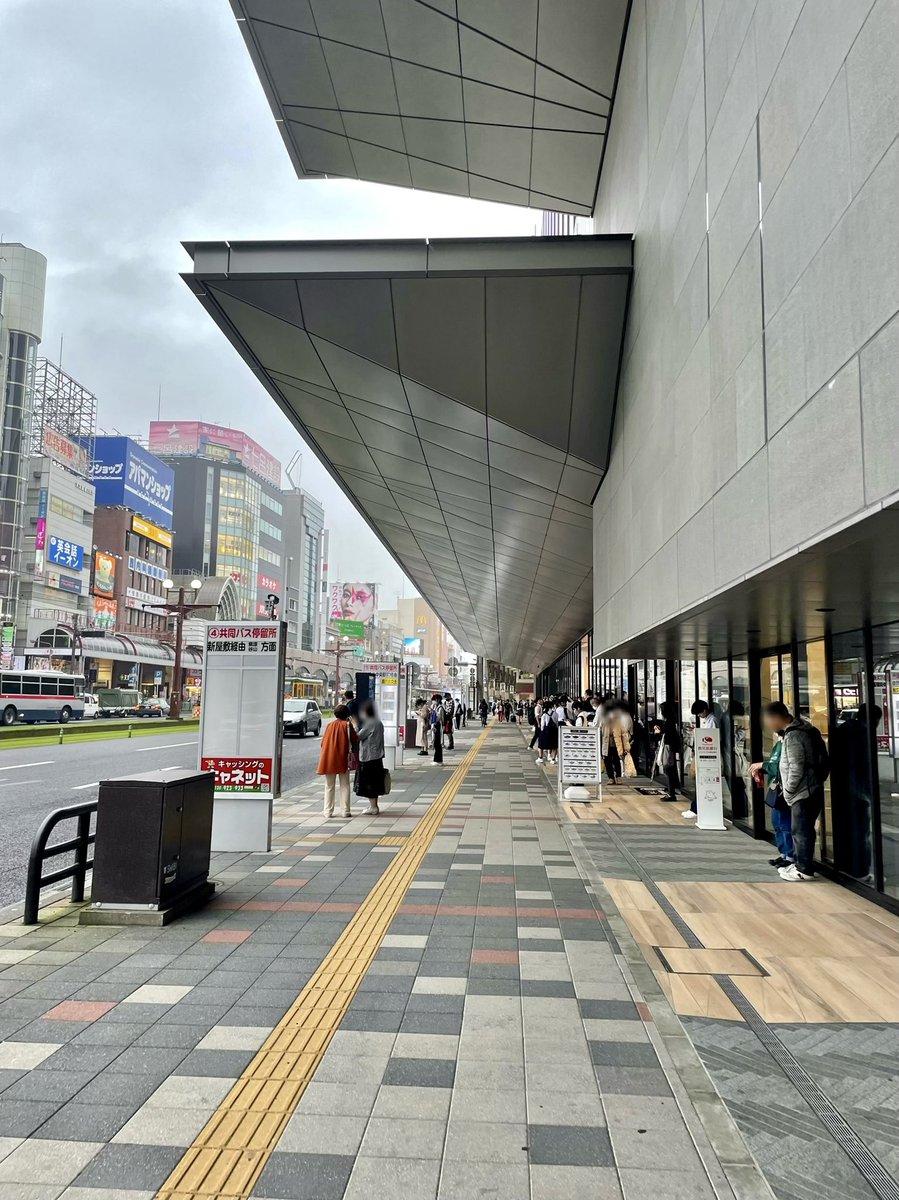 天文館は好きなんだけどバス停にベンチが無いのは何とかならないかなぁと思う。県外に行くとベンチが設置されてる場所が多いから羨ましい。街周辺で最近設置し始めて(なんでそこ？って場所もある)増えたけどまずバス停のとこだよね。地べたに座ってるよ、特に年配の方。