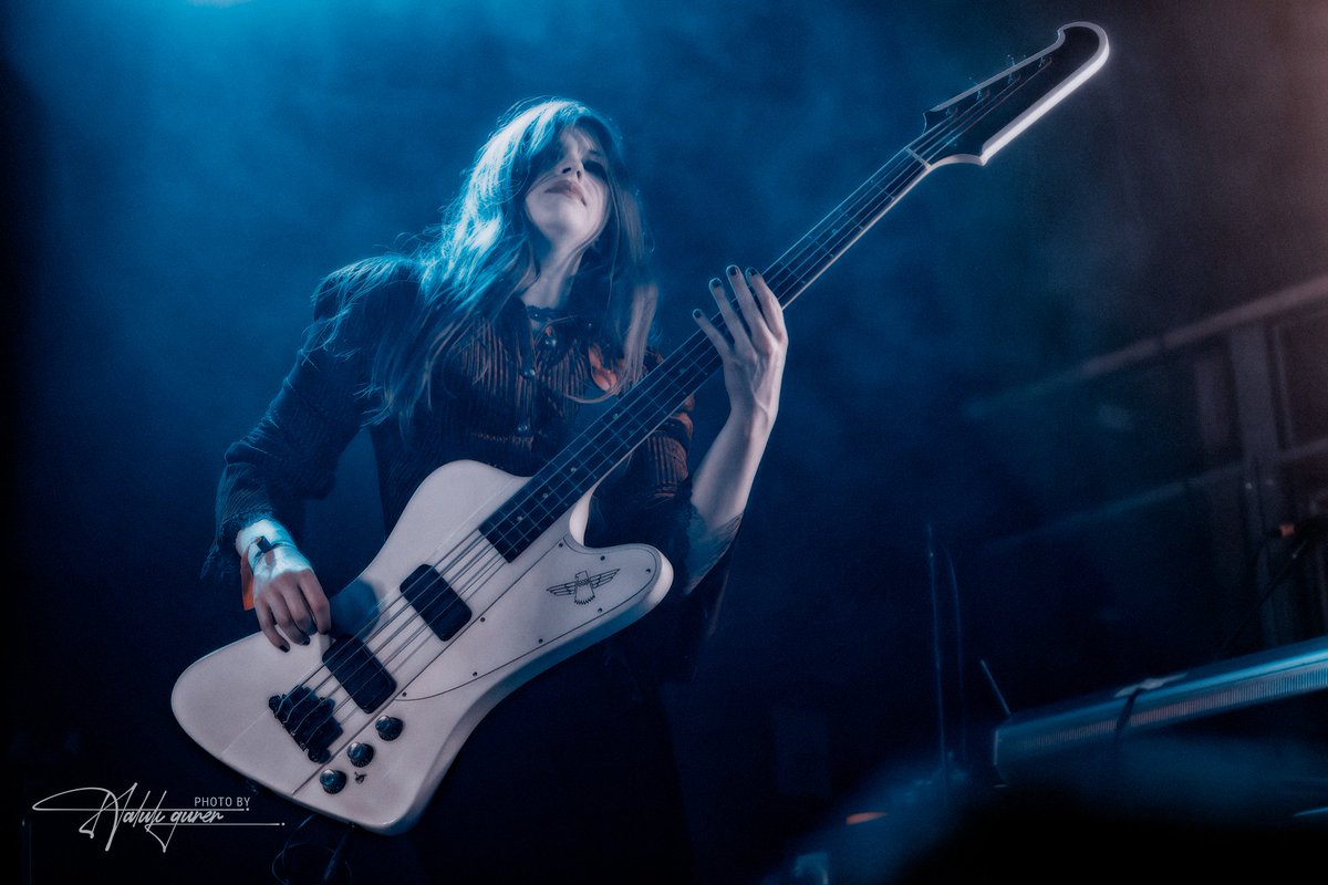 THUNDER THUNDER THUNDER...Bird!! 🦅⚡️

<a href="/gibsonguitar/">Gibson</a>

📸 Haluk Gurer

#mistressofgroove #bassplayers #bassguitar #thunderbird #thunderbirdbass #gibsonguitars #gibson #ghsstrings #ghsartist #keirakenworthy #troyredfern #hrh
